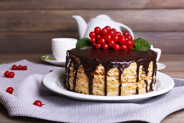 Schokoladenkuchen auf dem Tisch — Stockfoto
