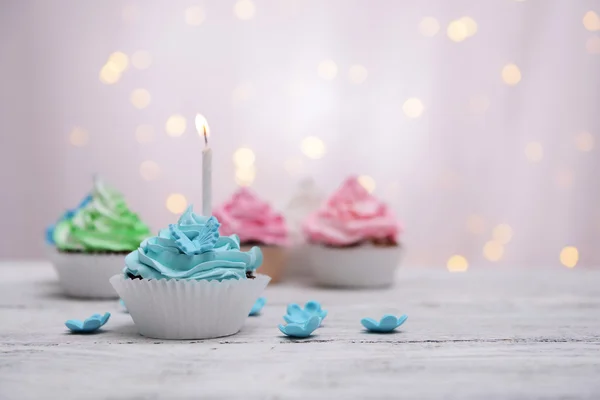 Heerlijke verjaardag cupcakes op tafel op lichte achtergrond — Stockfoto