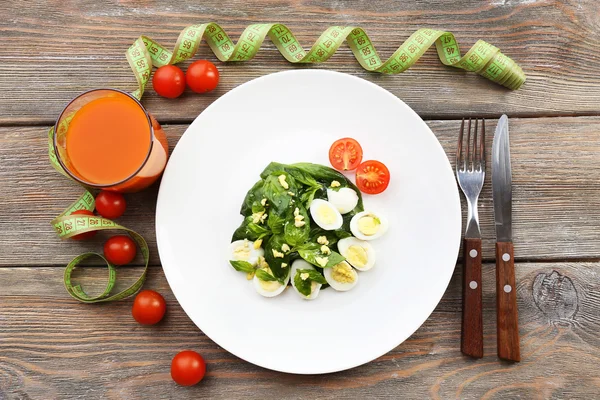 Salad with egg and basil — Stock Photo, Image