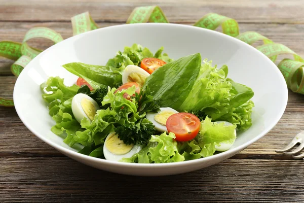 Salat mit Ei und Basilikum — Stockfoto