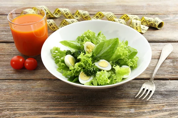 Salat mit Ei und Basilikum — Stockfoto