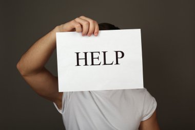 Kağıdın yardımıyla koyu arka plan üzerinde erkek elinde kayıt