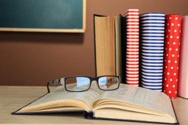 Ders kitapları ile gözlük