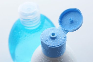 Beyaz üzerine izole edilmiş kozmetik şişeler