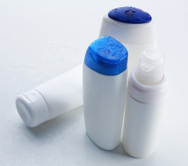 Beyaz üzerine izole edilmiş kozmetik şişeler