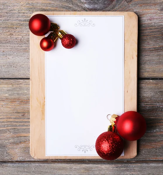 Доска меню с рождественским оформлением на фоне деревянных досок — стоковое фото