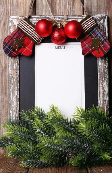 Menu bord met Kerstdecoratie op houten planken achtergrond — Stockfoto