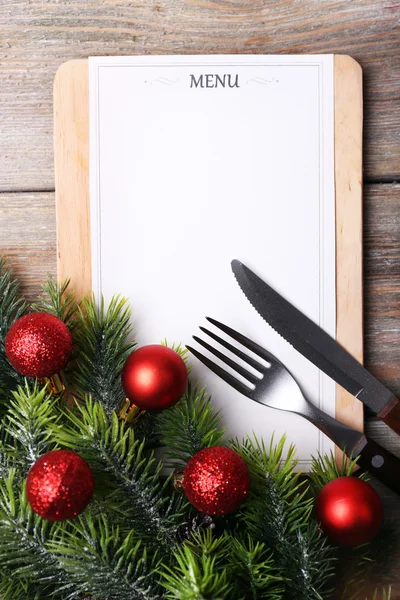 Tablero de menú con decoración de Navidad sobre fondo de tablones de madera —  Fotos de Stock
