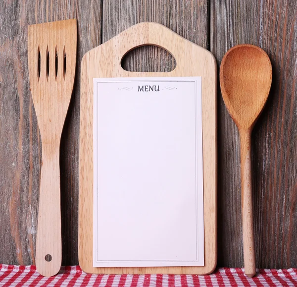 Tagliere con carta da menu, pomodorini ciliegini e lattuga su tavole di legno fondo — Foto Stock