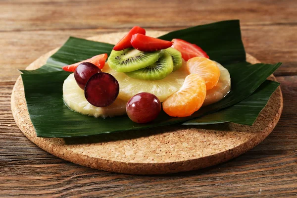 Postre de fruta sobre hoja verde sobre mesa — Foto de Stock