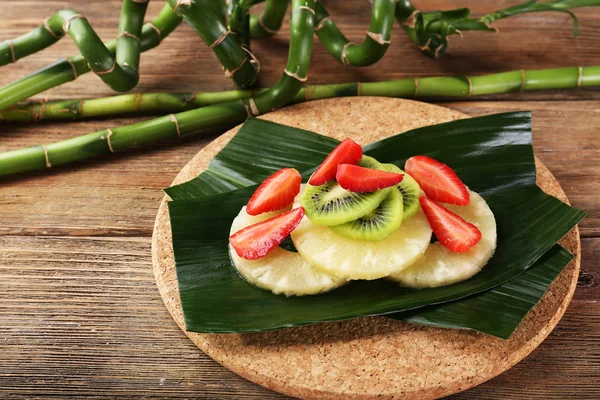 Fruit dessert op groene blad op tafel — Stockfoto