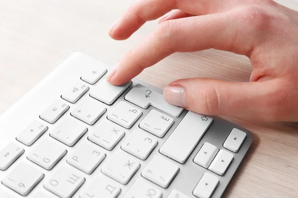 Main féminine avec clavier — Photo