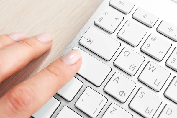 Mano femenina con teclado —  Fotos de Stock