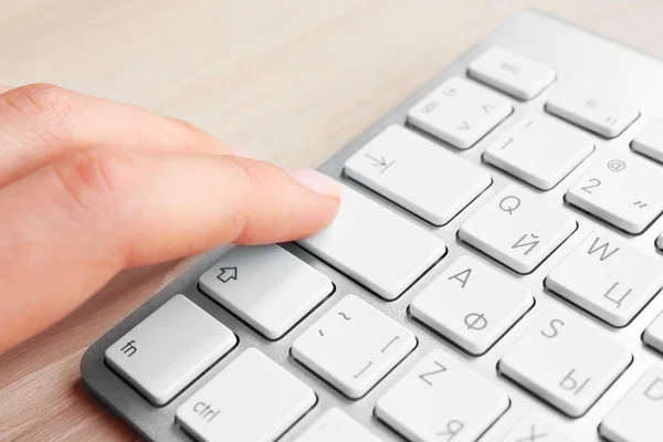 Weibliche Hand mit Tastatur — Stockfoto