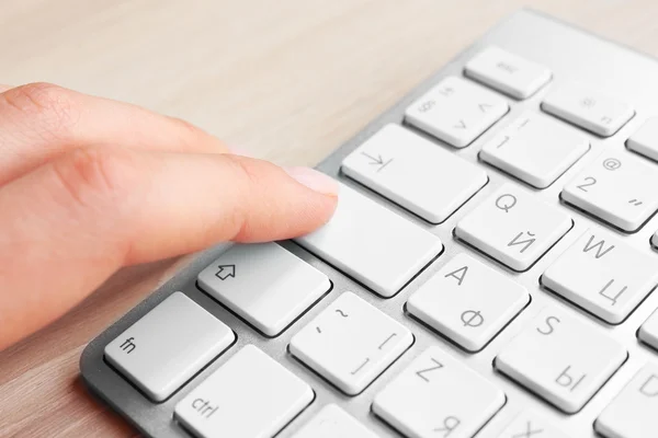 Main féminine avec clavier — Photo