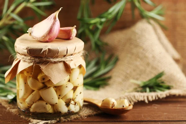 Canned garlic in glass jar — Stock Photo, Image