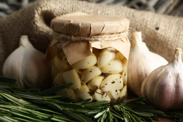 Aglio in scatola in vaso di vetro — Foto Stock