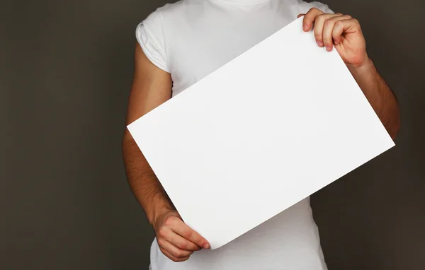 Blanco papier in mannelijke handen — Stockfoto