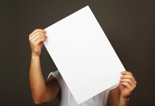 Λευκά χαρτί στα χέρια αρσενικό — Φωτογραφία Αρχείου
