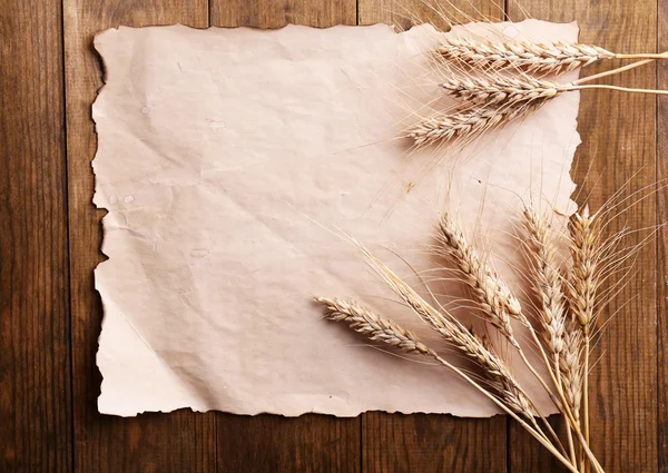 Spikelets of wheat with paper — Stock Photo, Image