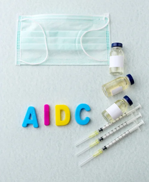 Medicamentos con palabra SIDA sobre fondo claro — Foto de Stock