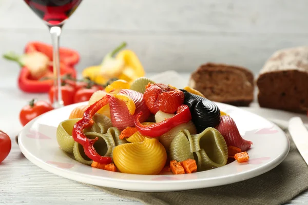 Pasta con pimienta, zanahoria, tomates — Foto de Stock