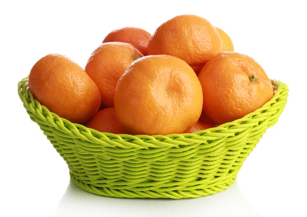 Mandarinas en cesta aisladas en blanco — Foto de Stock