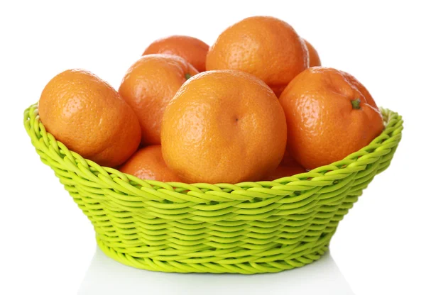 Tangeriner i korg isolerad på vit — Stockfoto