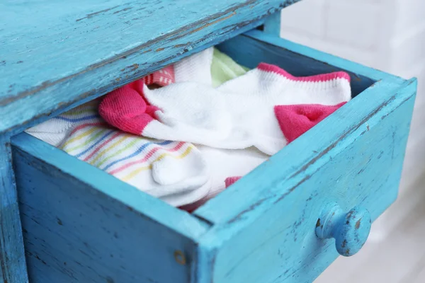 Ponožky v zásuvce barvy — Stock fotografie