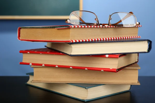 Stapel boeken met glazen — Stockfoto