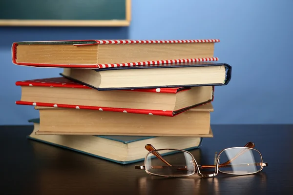 Pila di libri con occhiali — Foto Stock