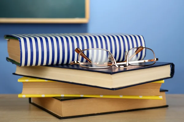 Stapel boeken met glazen — Stockfoto