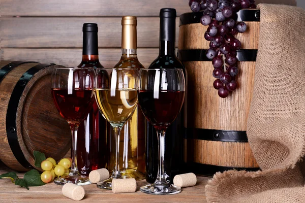 Verschiedener Wein auf dem Tisch — Stockfoto