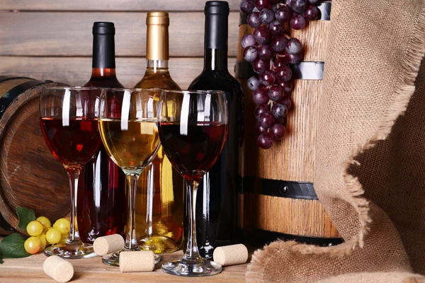 Olika vin på bordet — Stockfoto