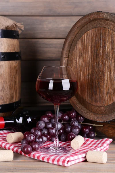 Červené víno na stole — Stock fotografie