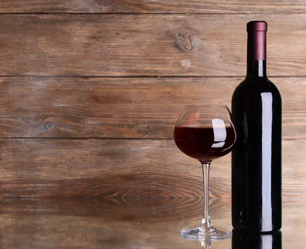Czerwone wino na stole — Zdjęcie stockowe