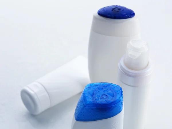 Butelki kosmetyczne izolowane na białym — Zdjęcie stockowe