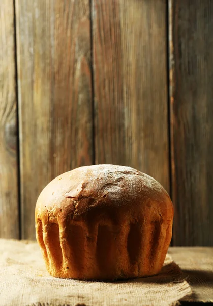Gustoso pane sul tavolo su sfondo di legno — Foto Stock