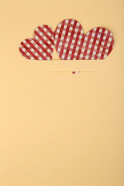 Бумажные сердца на бежевом фоне, крупным планом — стоковое фото