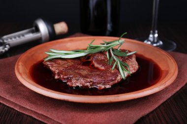 Masada plaka üzerinde şarap soslu ızgara biftek yakın çekim