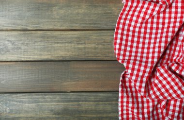 Tahta masadaki peçete.