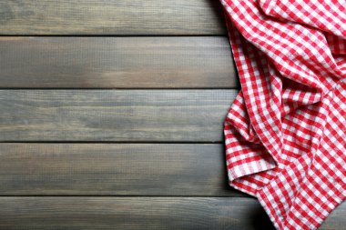 Tahta masadaki peçete.