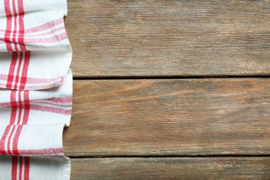 Tahta masadaki peçete.