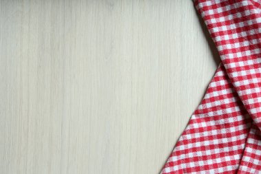 Tahta masadaki peçete.