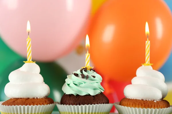 Deliziosi cupcake di compleanno su sfondo luminoso — Foto Stock