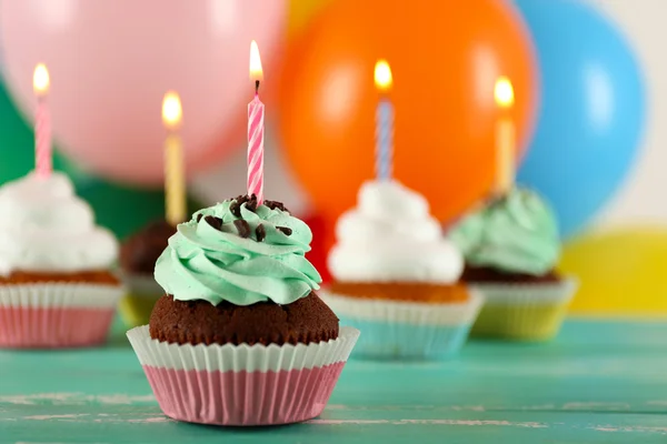 Délicieux cupcakes d'anniversaire sur la table sur fond lumineux — Photo