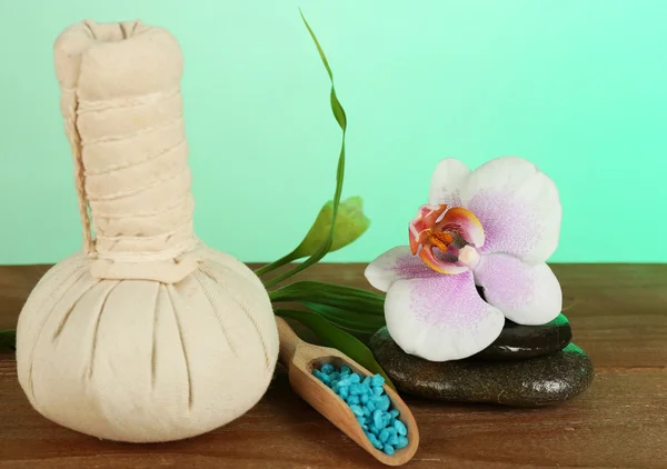 Hermosa composición de spa con orquídea en la mesa sobre fondo brillante — Foto de Stock