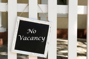 Tabela metni No Vacancy otelin yakınında