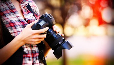 Genç fotoğrafçı alarak fotoğraf açık havada