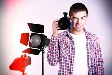 Yakışıklı fotoğrafçı kamera ile fotoğraf stüdyosu